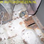 Suzuki Jimny roestschade bij achterste gordel bevestiging-1