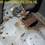 Suzuki Jimny roestschade bij achterste gordel bevestiging-2
